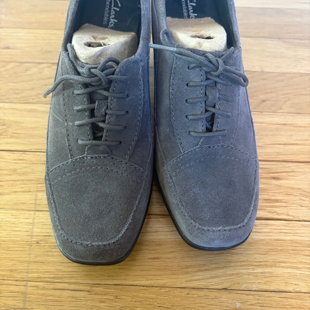 CLARKS Bendable NWOT Gray Oxford Suede Lace Up Women's Heels Size 8.5 W - Picture 5 of 5